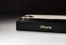 FBI’s Stunning Tactic — iOS Flaw Exposes Messages Close-up of an iPhone resting on its box