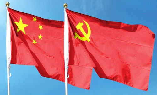 Chinese flag and Soviet flag against blue sky.
