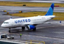 Cockpit Chaos Forces Emergency Dive United Airlines Airbus A319 taxiing on a wet airport tarmac