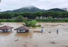 Storms Reload – Drainage Race Begins Rising floodwaters submerge riverside park shelters
